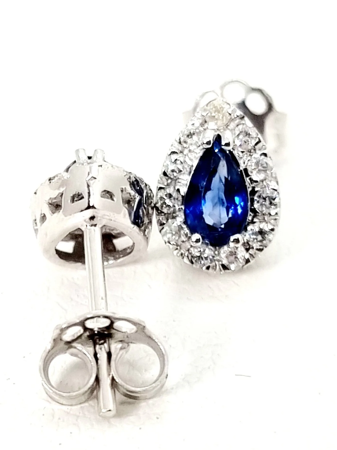 Stud earrings in 14ct white gold with sapphire 0,73ct and diamonds 0,30ct