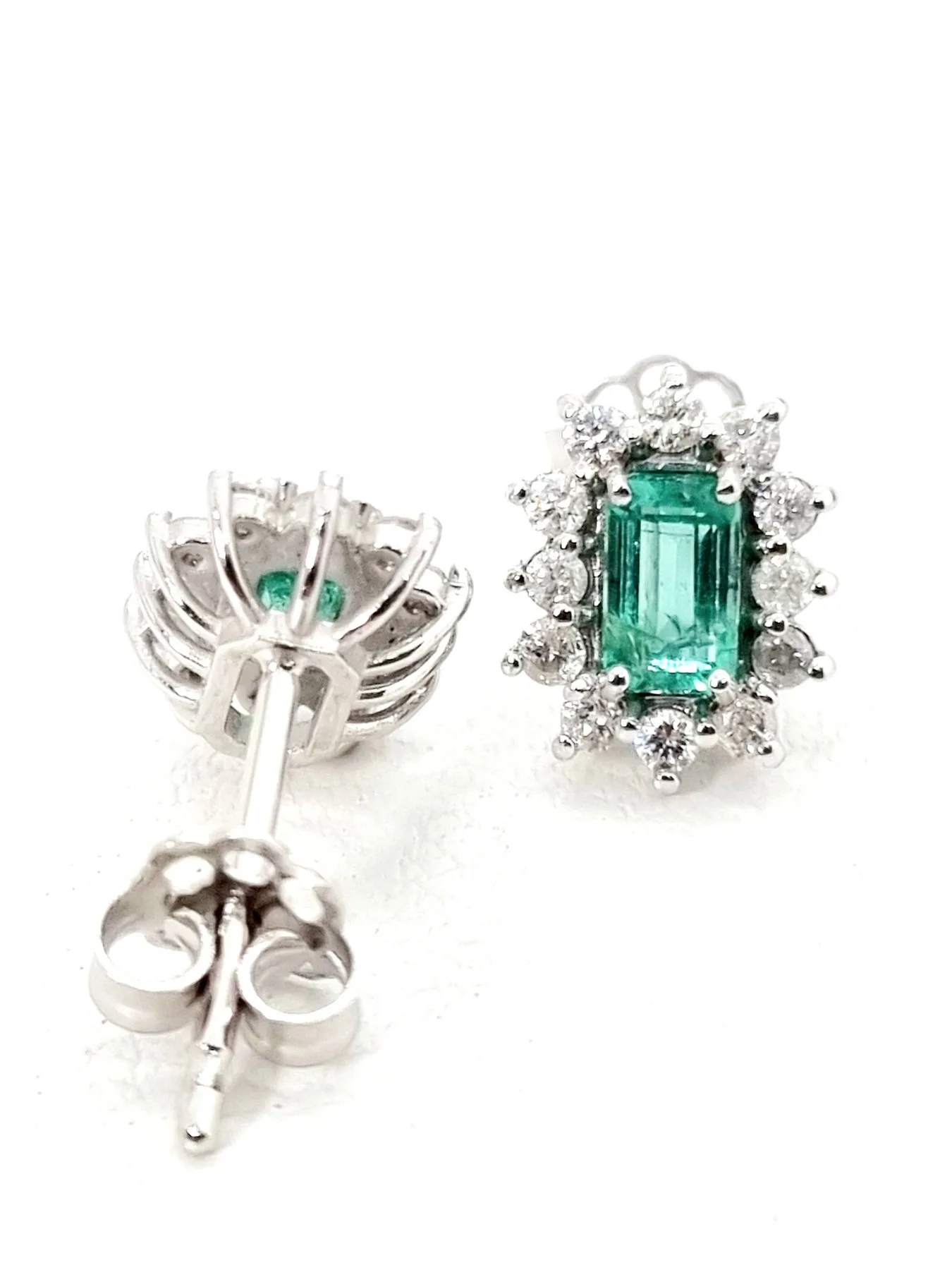Stud earrings in 14ct white gold with sapphire 2,80ct and diamonds 0,3ct