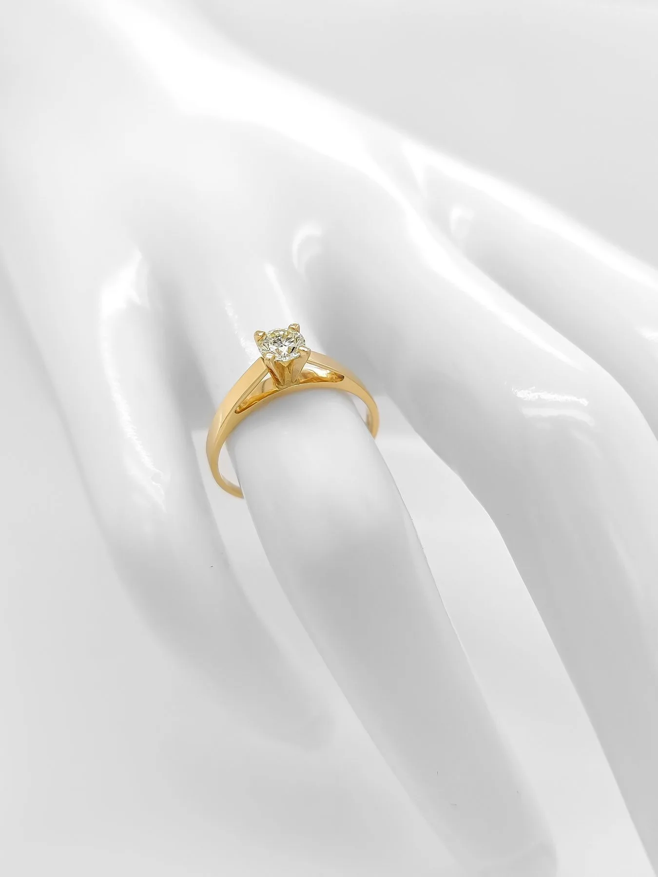 Engagement 14ct gold ring with genuine diamond 0,31ct