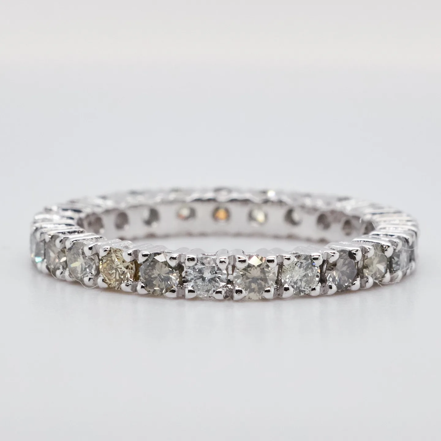 Wedding band in white gold with 25 pcs Very Light po Nat. Fancy Mix Grey up to Yellow diamonds up to 1.36ct