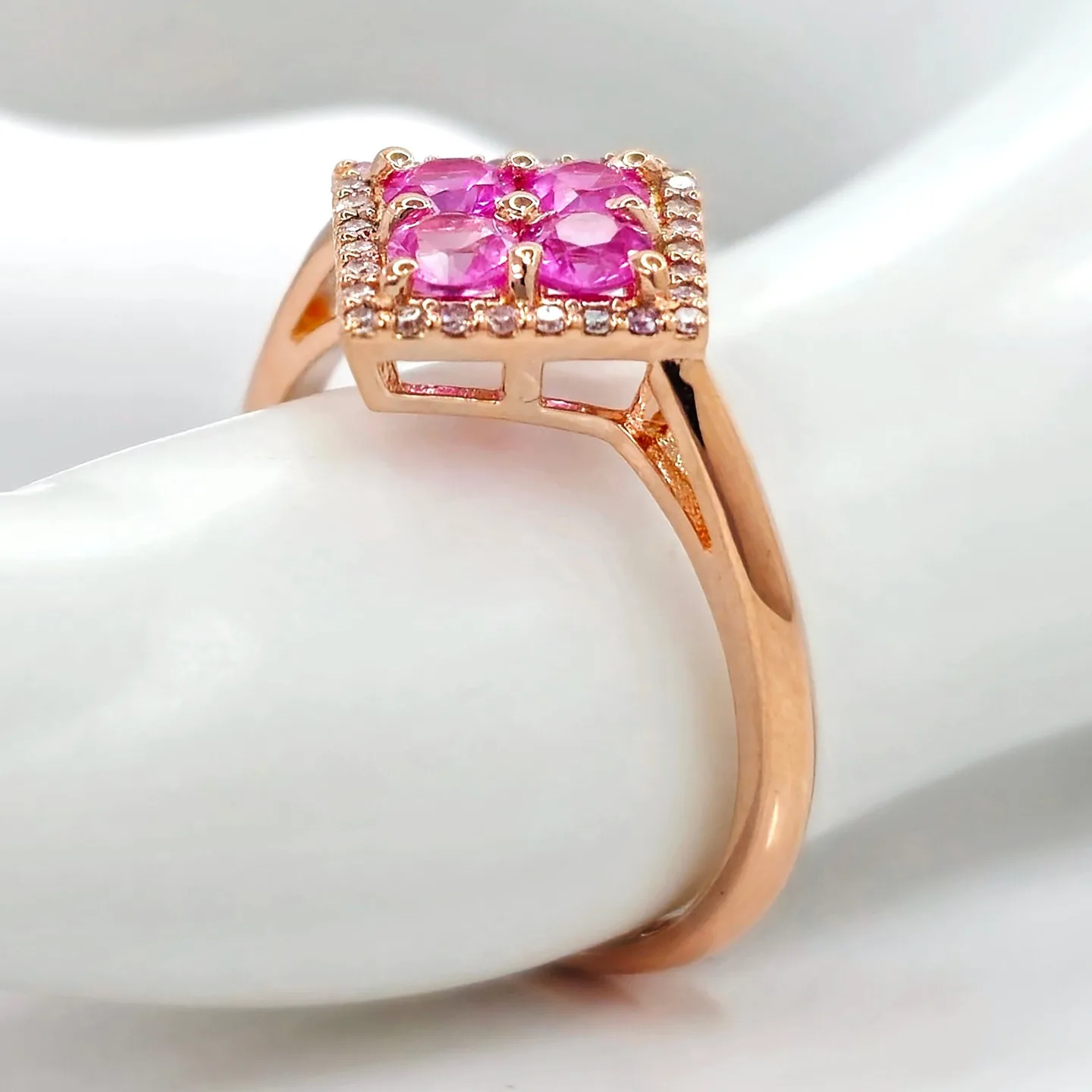 0.75 ct Pink Sapphire & 0.20 ct N.Fancy Pink Diamond Ring - 2.57 gr - 14 kt. Pink gold - dhl