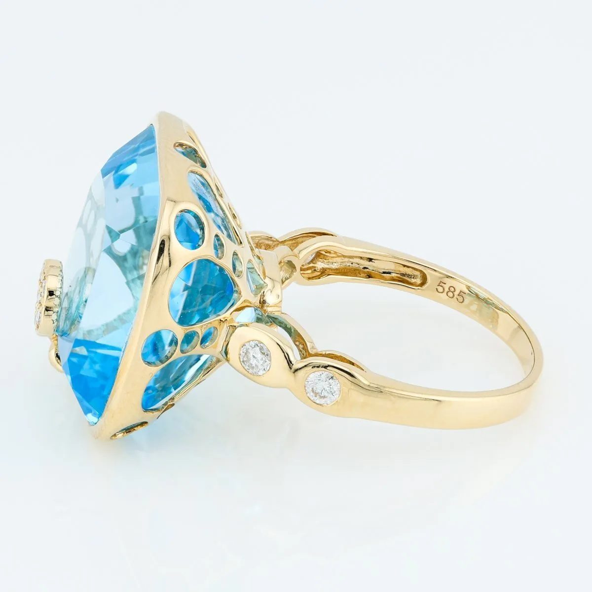 Extravagant 14ct gold ring Blue Topaz 30.20ct with natural diamonds 0.26 Cts