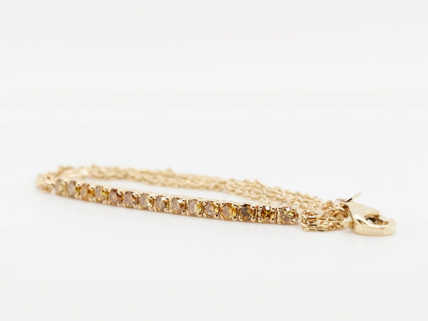 Bracelet in yellow 14ct gold adorned with 15 pcs natural Fancy Vivid to Deep Mix Yellow diamonds (0.42ct) 16,5cm