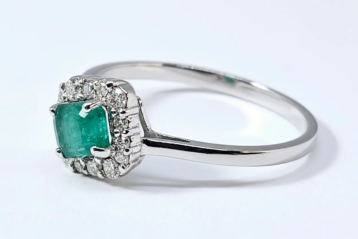 Ring in 18ct white gold with natural natural Emerald 0,63ct and diamonds 0,20ct
