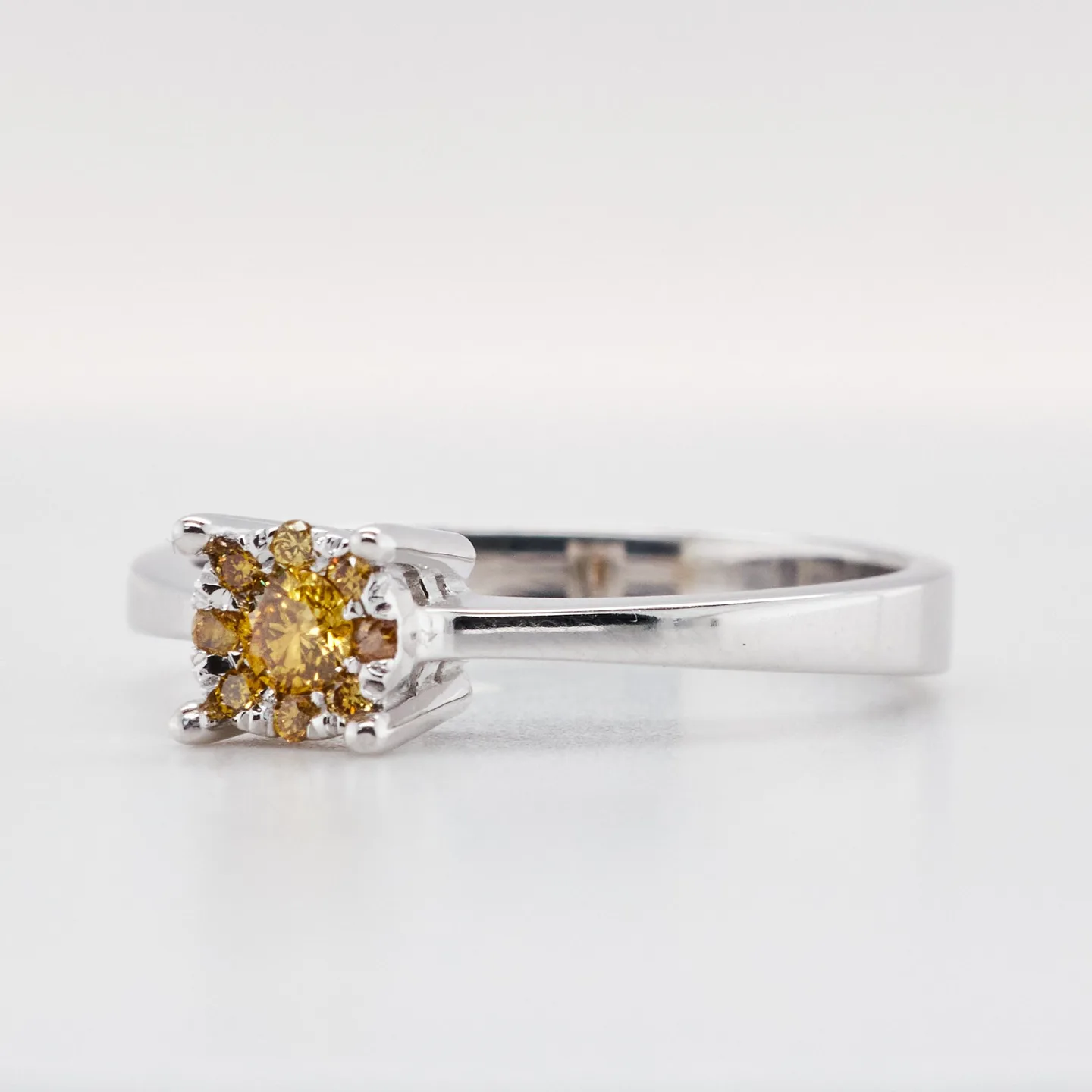 Engagement ring in 14ct white gold with natural natural Fancy Vivid to Dark Mix Yellow diamonds 0,19 ct