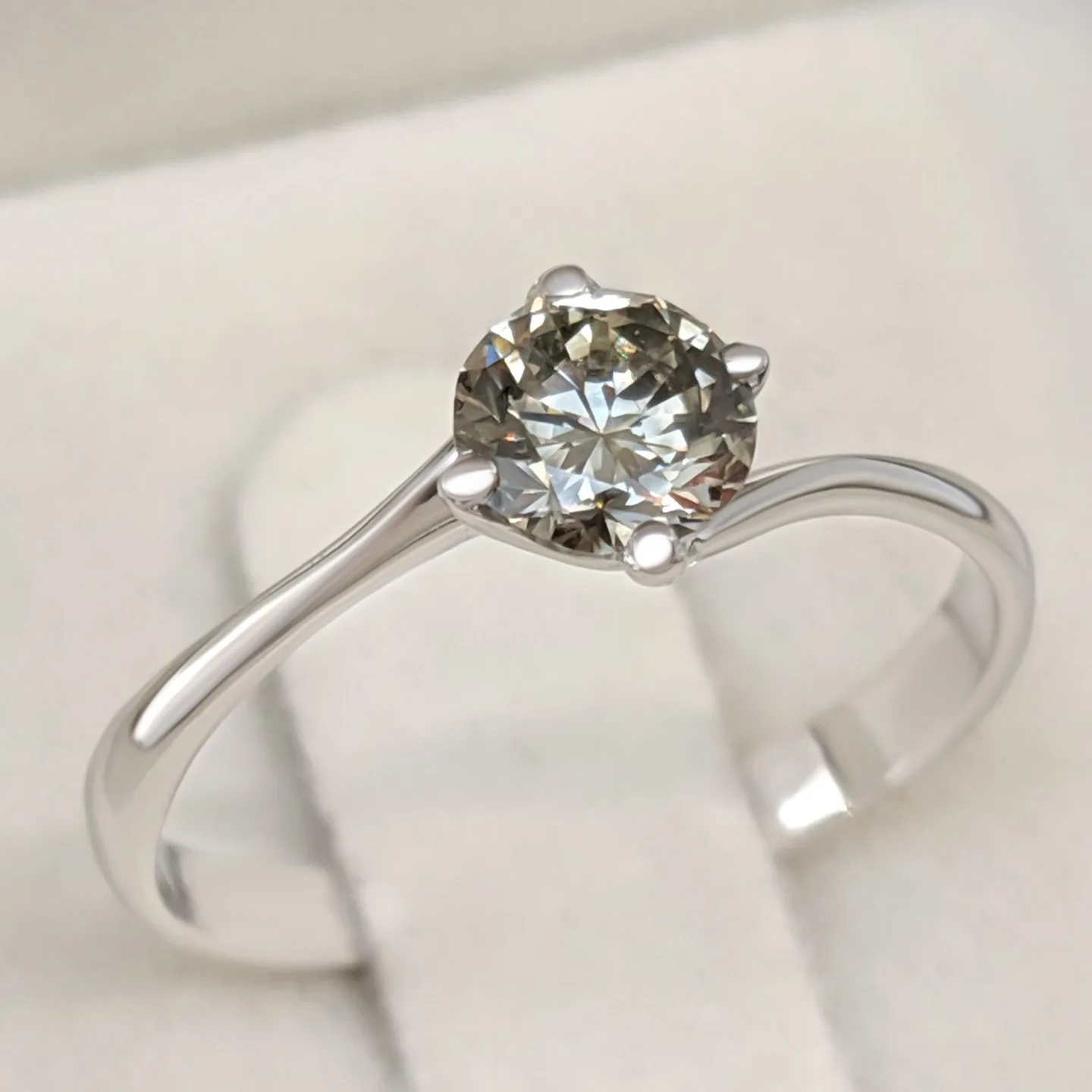 Engagement ring in 14ct white gold with natural fancy grey diamond / brilliant 0,57 ct
