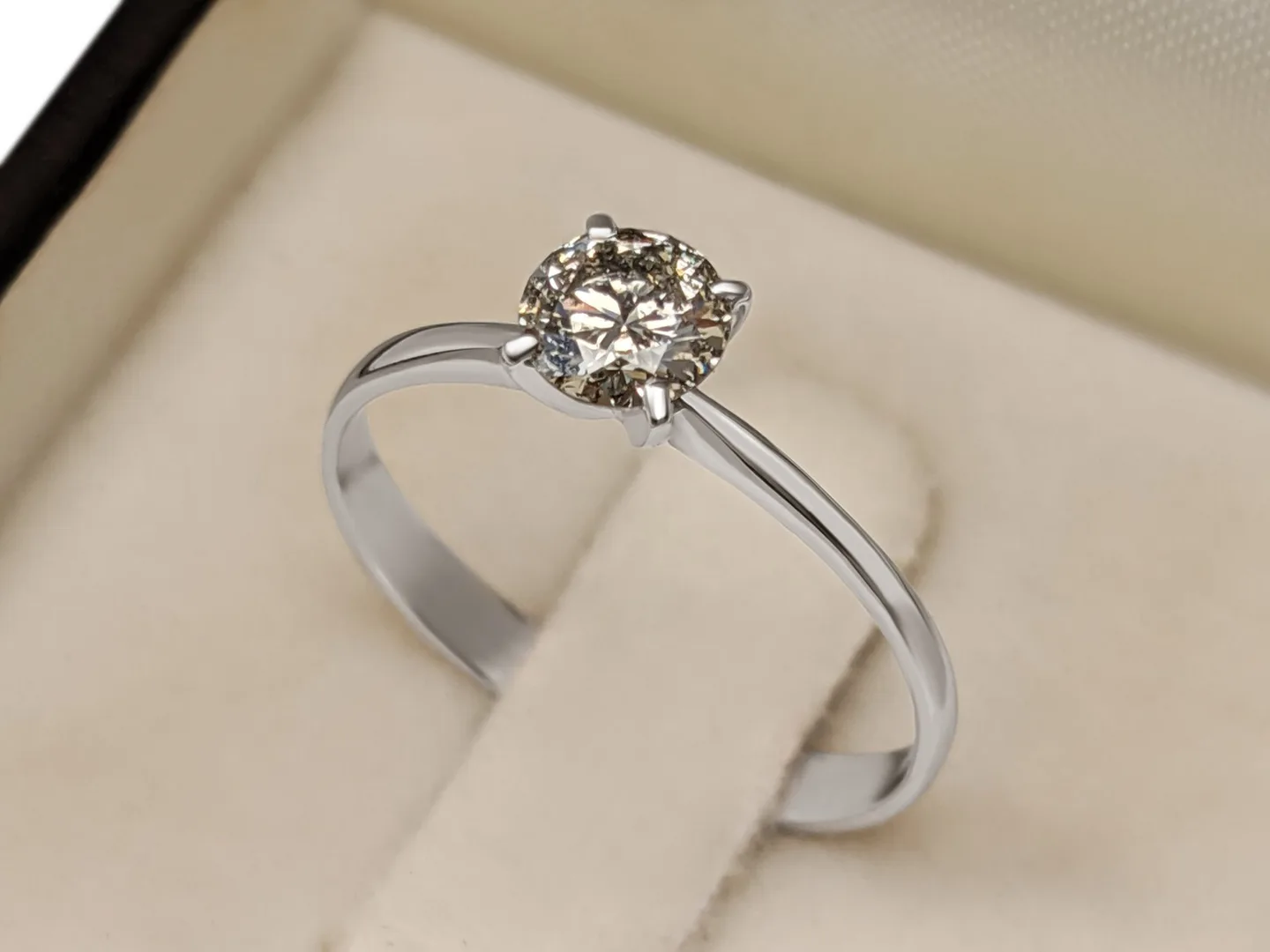 Engagement ring in 14ct white gold with natural fancy deep brownish grey diamond / brilliant 0,50 ct