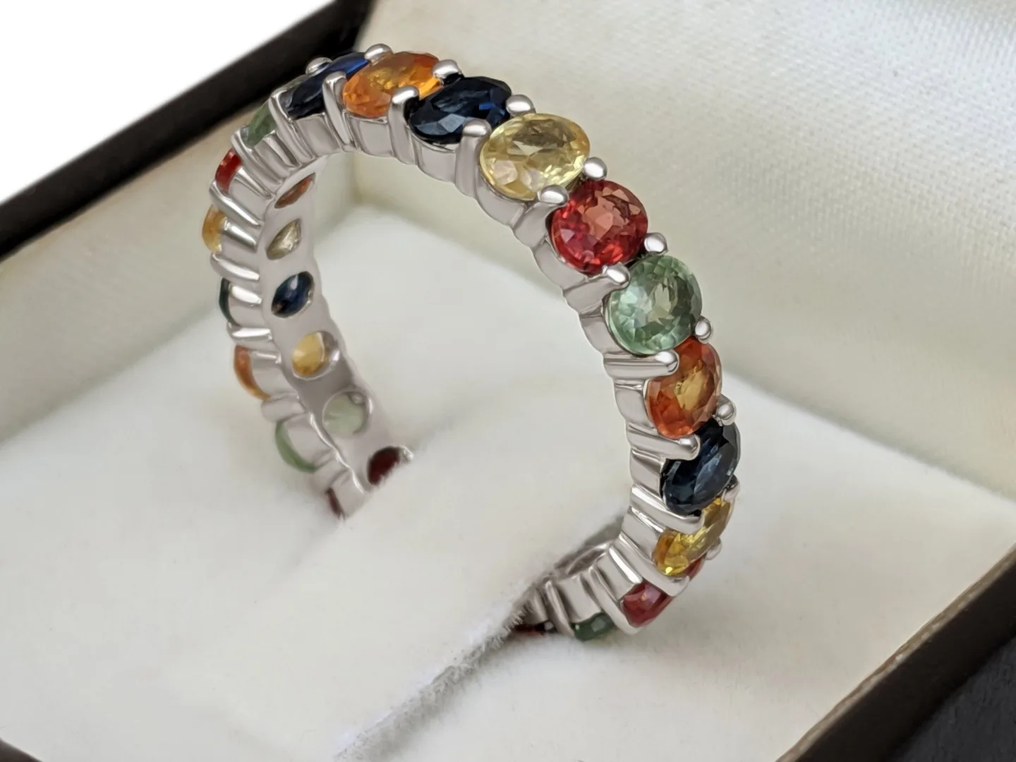 Beautiful Eternity ring in natural colored sapphires 4,83ct