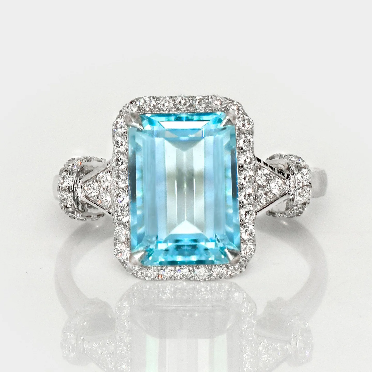 Luxurious ring in 14ct white gold with substantial Aquamarine 2,92ct and natural diamonds 0,38ct