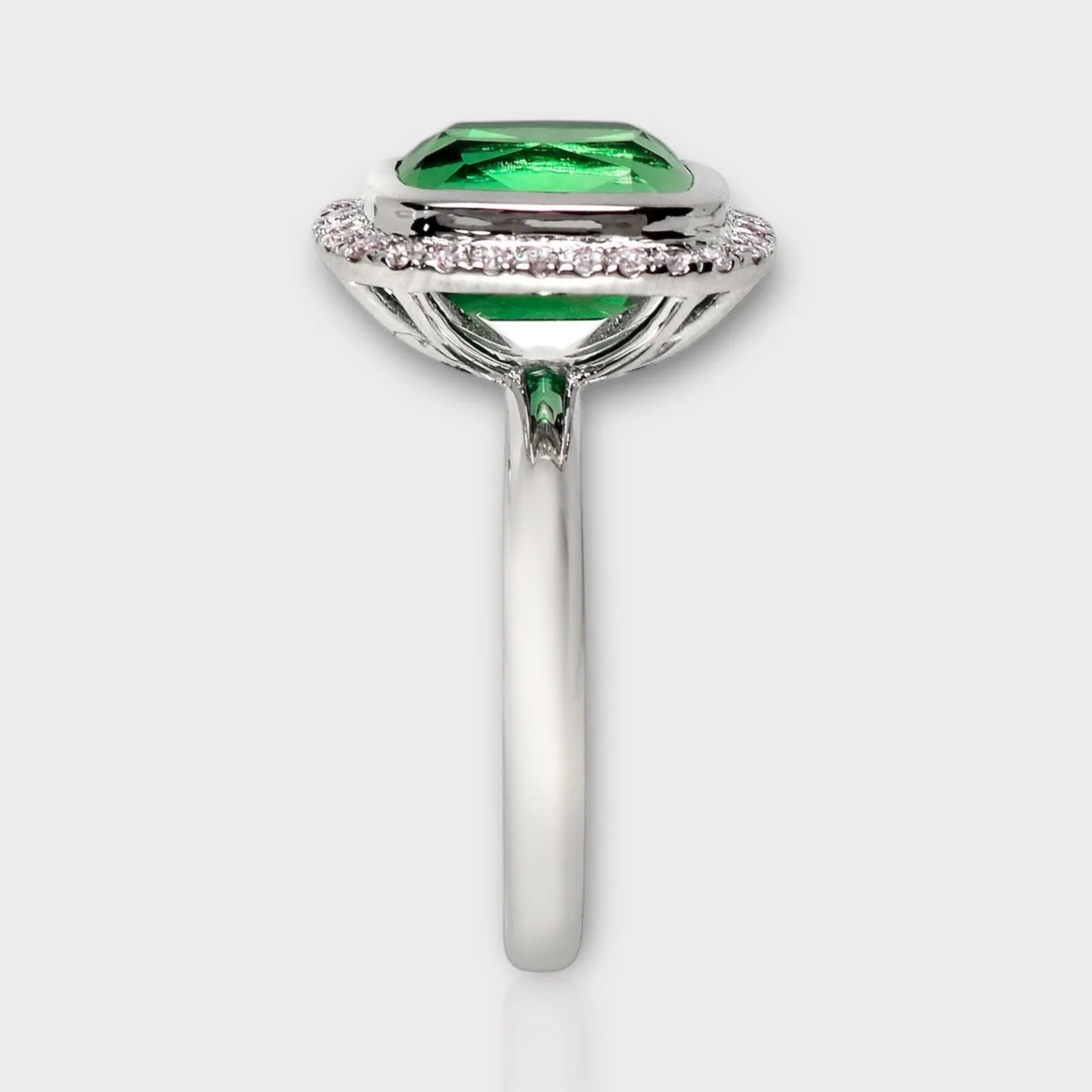 Luxurious ring in 14ct white gold with substantial green Tourmaline 3,10 ct and natural diamonds 0,23 ct