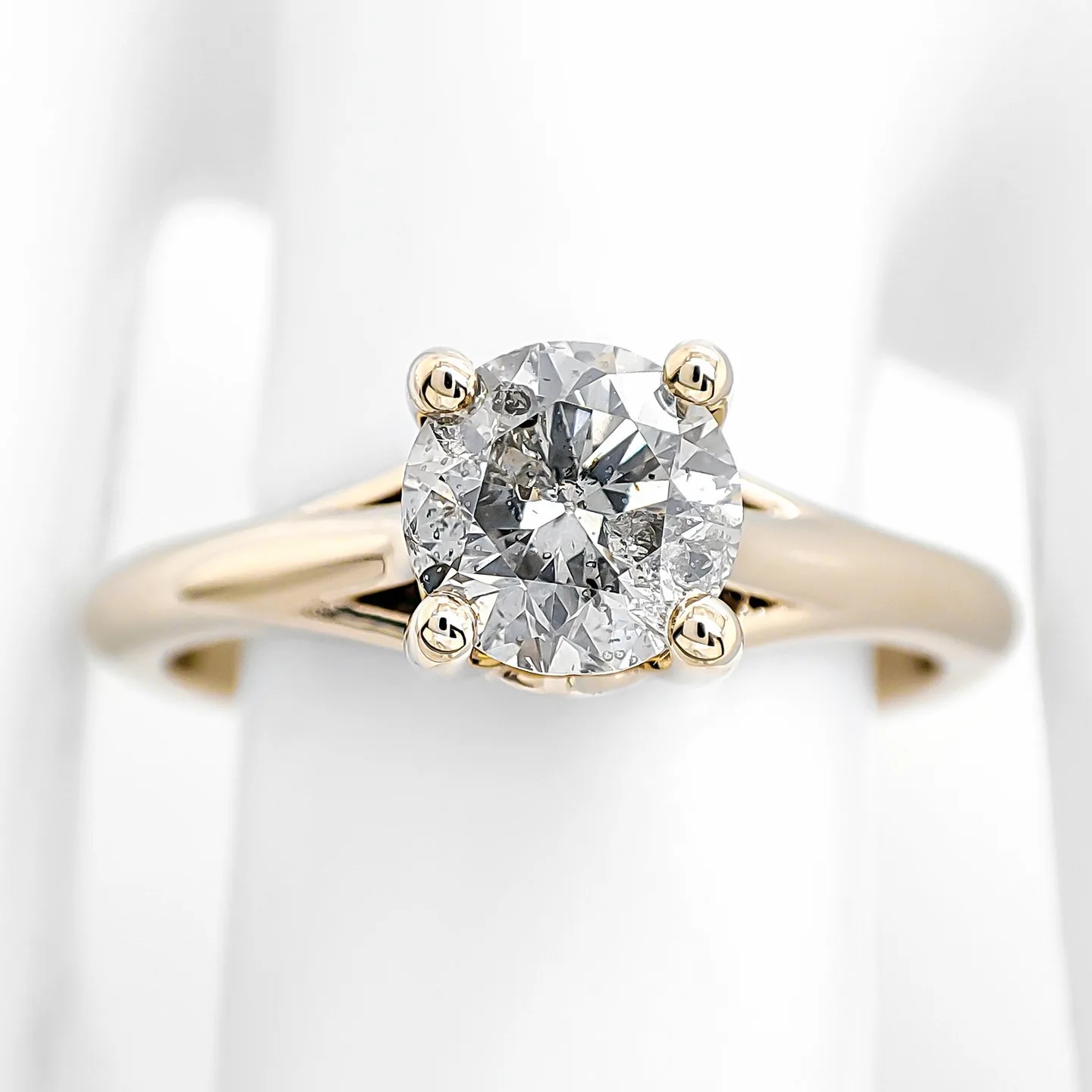 Engagement ring in 14ct yellow gold with striking natural yellowish grey diamond 0,90 ct