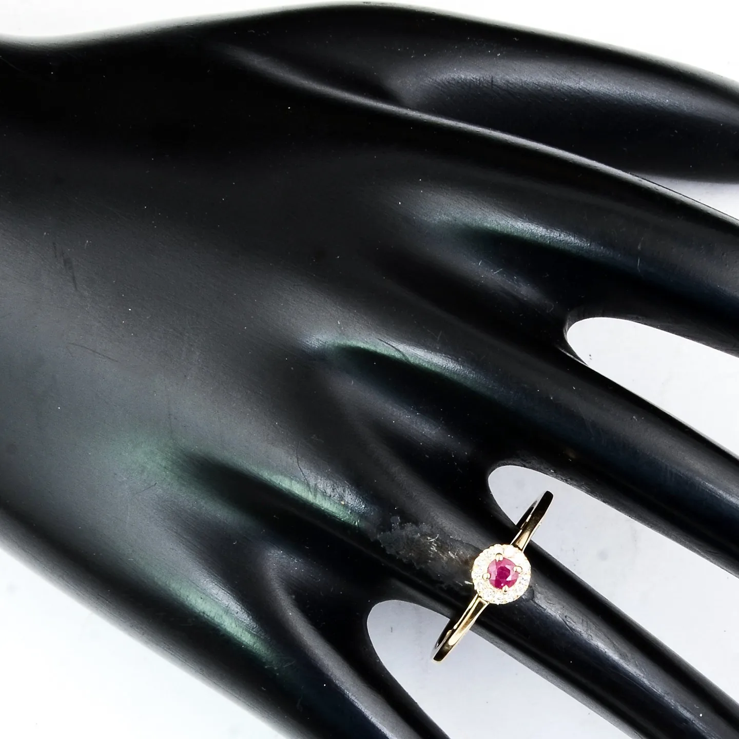 Ring in 14ct yellow gold with 0,18ct natural ruby and diamonds