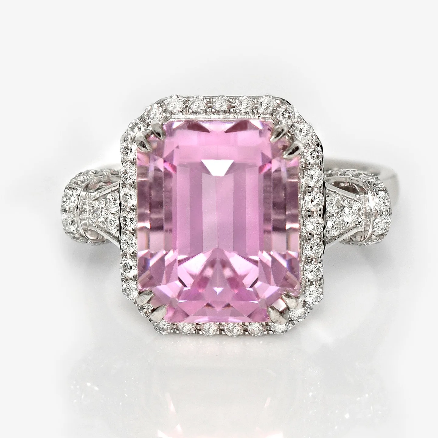 Luxurious ring in 14ct white gold with substantial pink Kunzite 9,42ct and natural pink diamonds 0,48ct