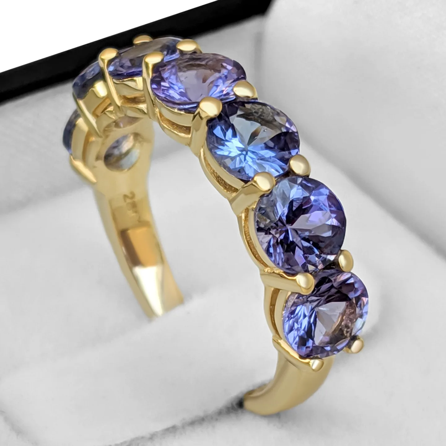 Half Eternity 14ct gold ring with natural Tanzanitmi 2,85 ct