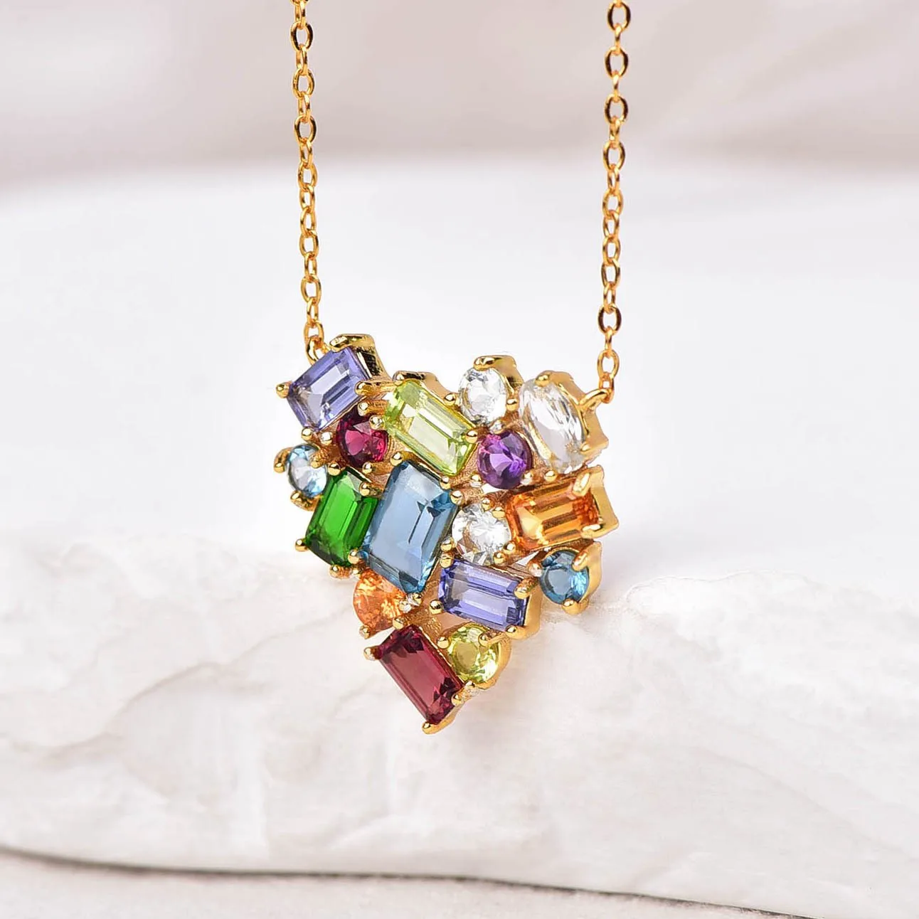 Silver gilded pendant in tvare srdca with 14 pcs various druhmi colored drahokamov total 9,06ct