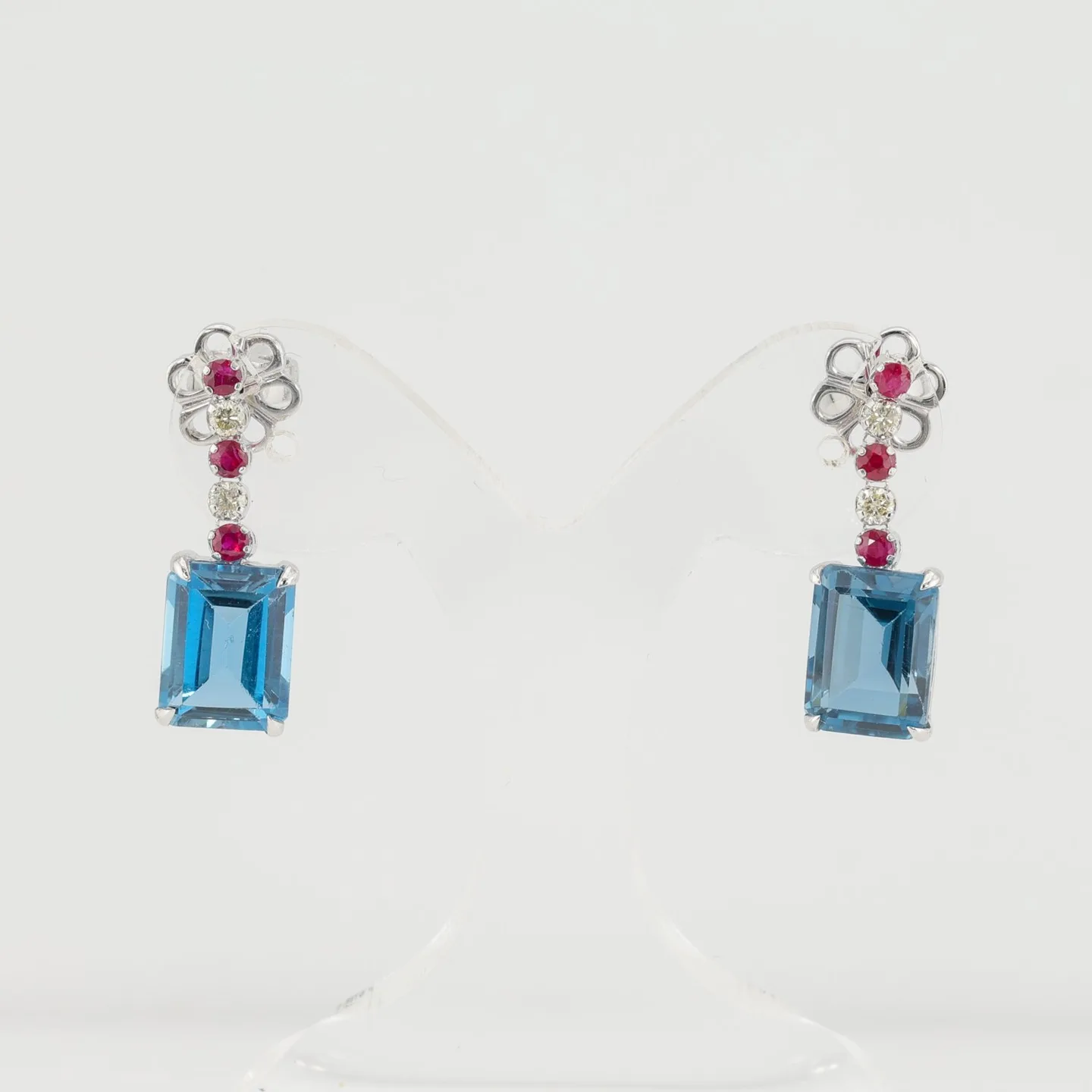 Drop earrings in 14ct white gold with 4,29ct natural blue Topazes, 0,17ct natural rubies and 0,09ct natural