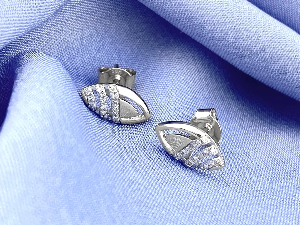 Stud earrings in white 14k gold with natural diamonds 0,08ct