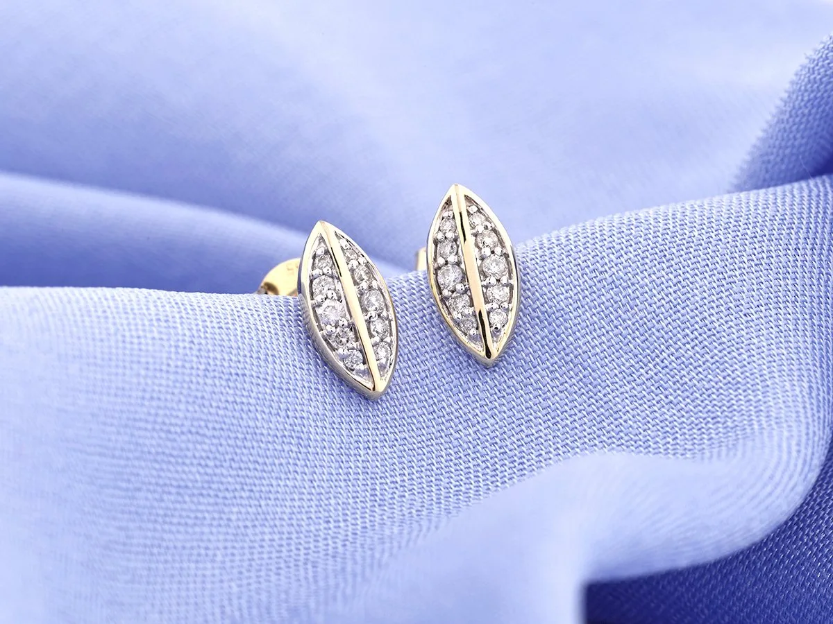 Stud earrings in 14k gold with natural diamonds 0,12ct