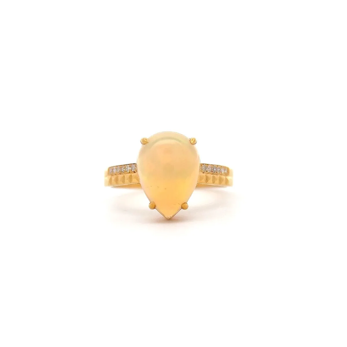 Ring with natural cream-yellow up to slabo peach Opal playing colors 2,19ct  and natural diamonds